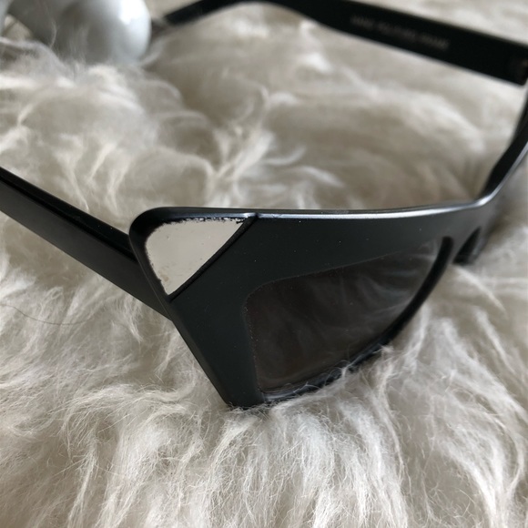 SOLD Extreme Cat Eye Sunnies - Picture 4 of 10